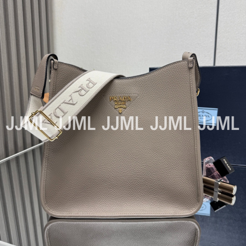 프라다 레더 미니 숄더백 그레이