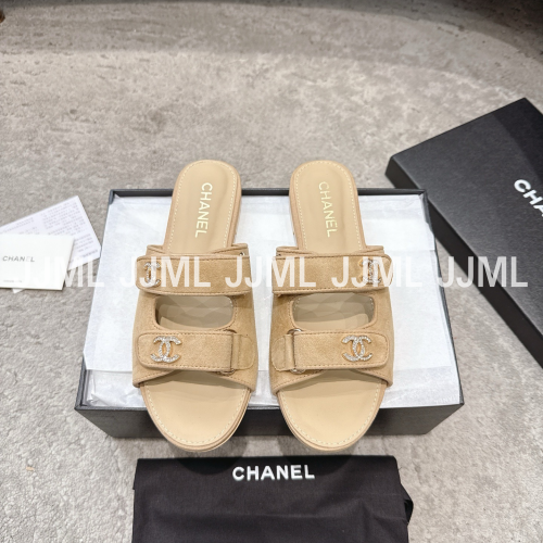 샤넬 더블 C 라인스톤 버클 샌들 베이지