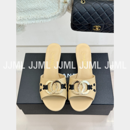 샤넬 메탈릭 더블 C 스트랩 미드힐 슬리퍼 베이지