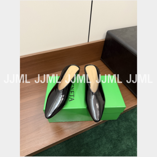 보테가 베네타 포인티트 토 키튼힐 뮬 블랙
