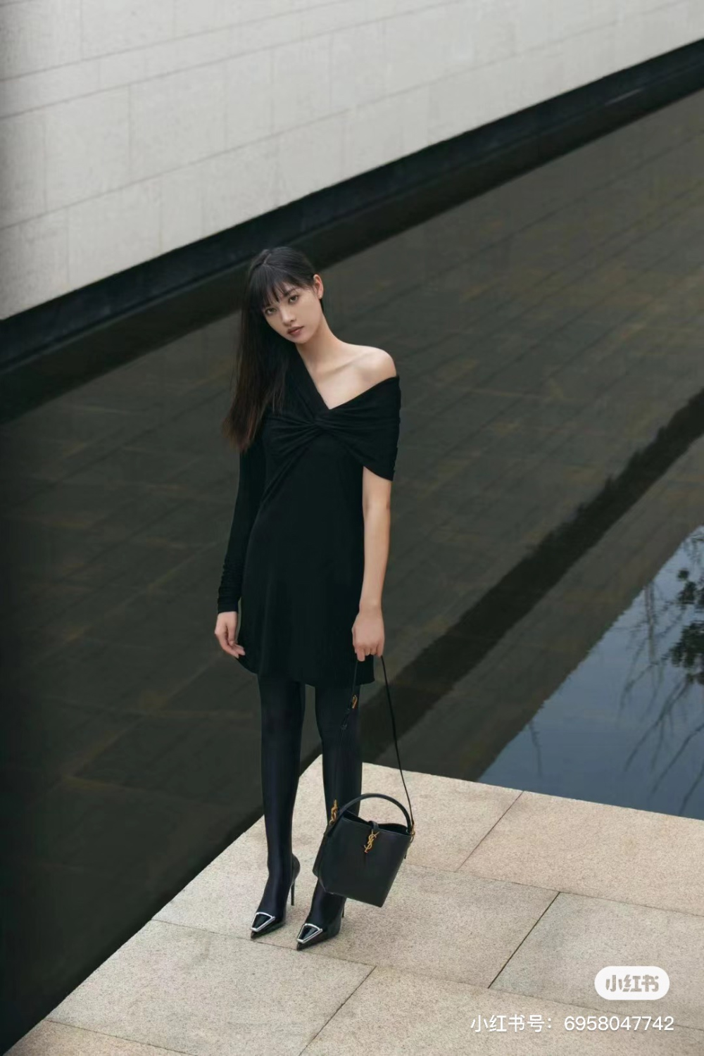 가방 모델 착용 이미지-S45L9