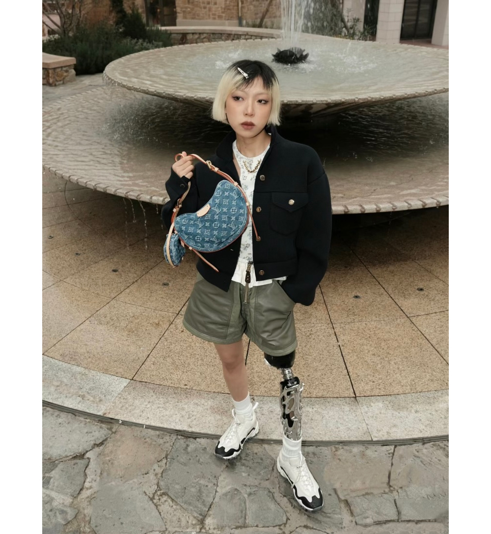 가방 모델 착용 이미지-S73L16