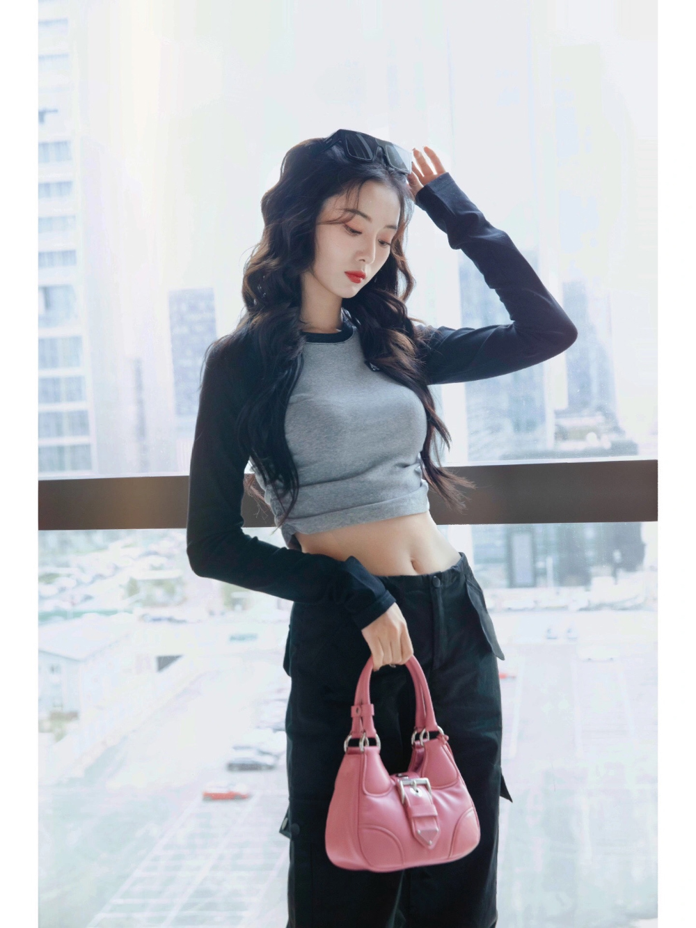 가방 모델 착용 이미지-S74L6